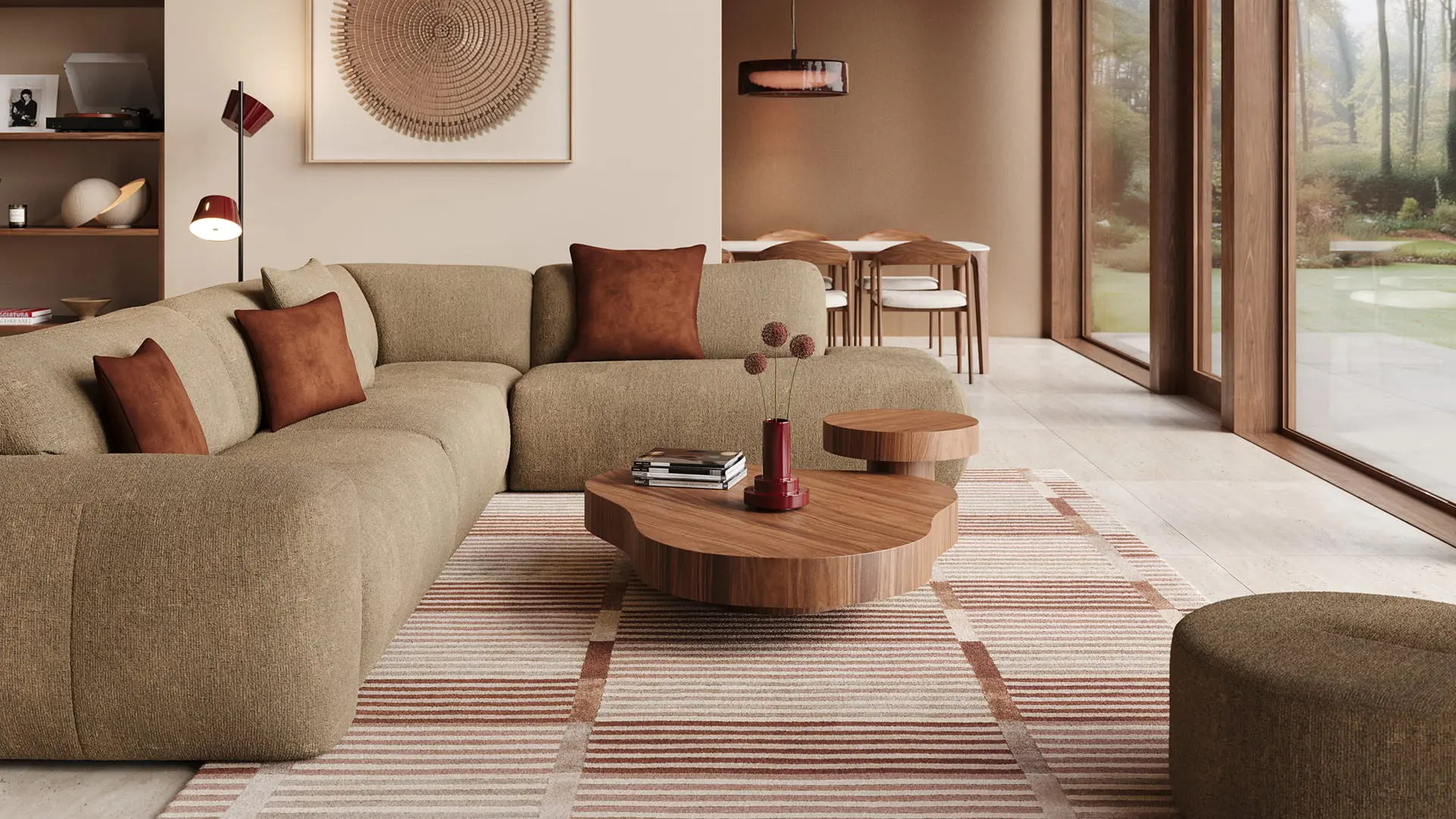 Beige woonkamer met modulaire Sarpi zetel, ronde houten salontafels, gestreept tapijt en grote ramen met zicht op de tuin.