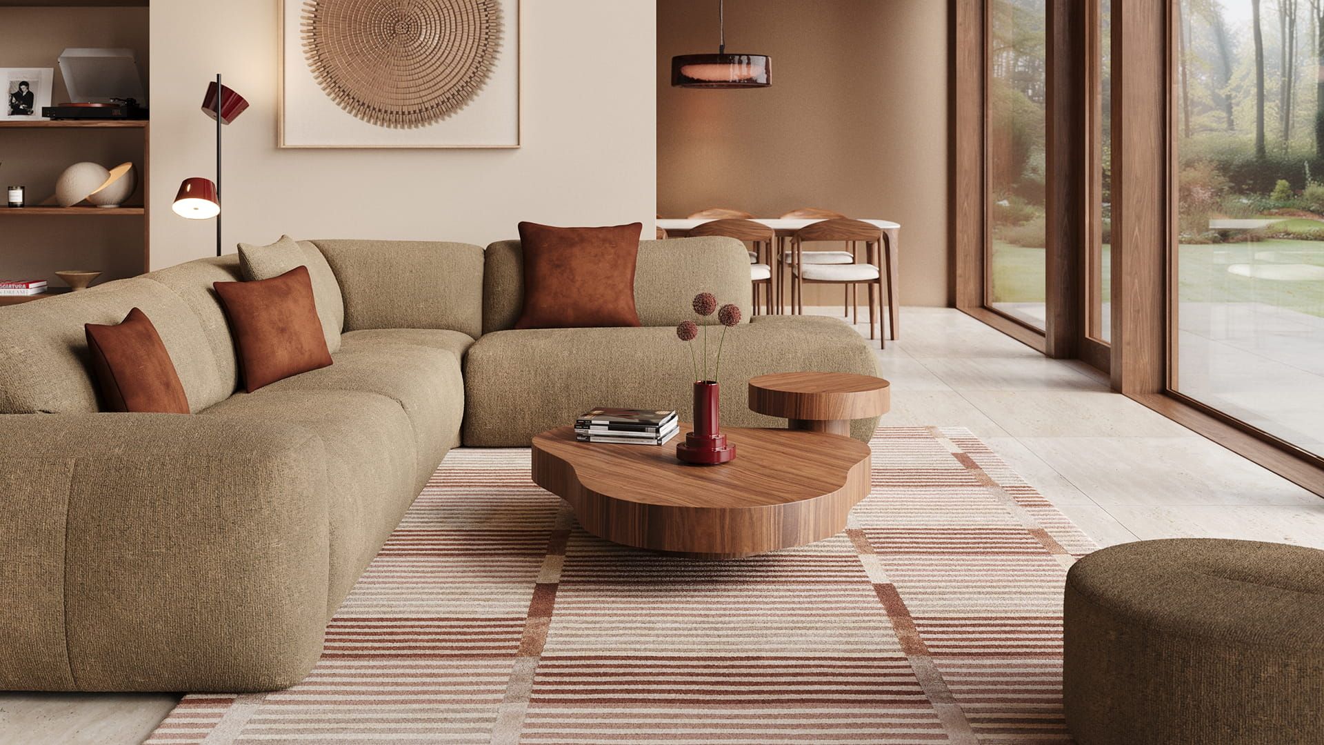 Salon beige avec canapé modulaire Sarpi, tables basses rondes en bois, tapis à rayures et grandes fenêtres donnant sur le jardin.