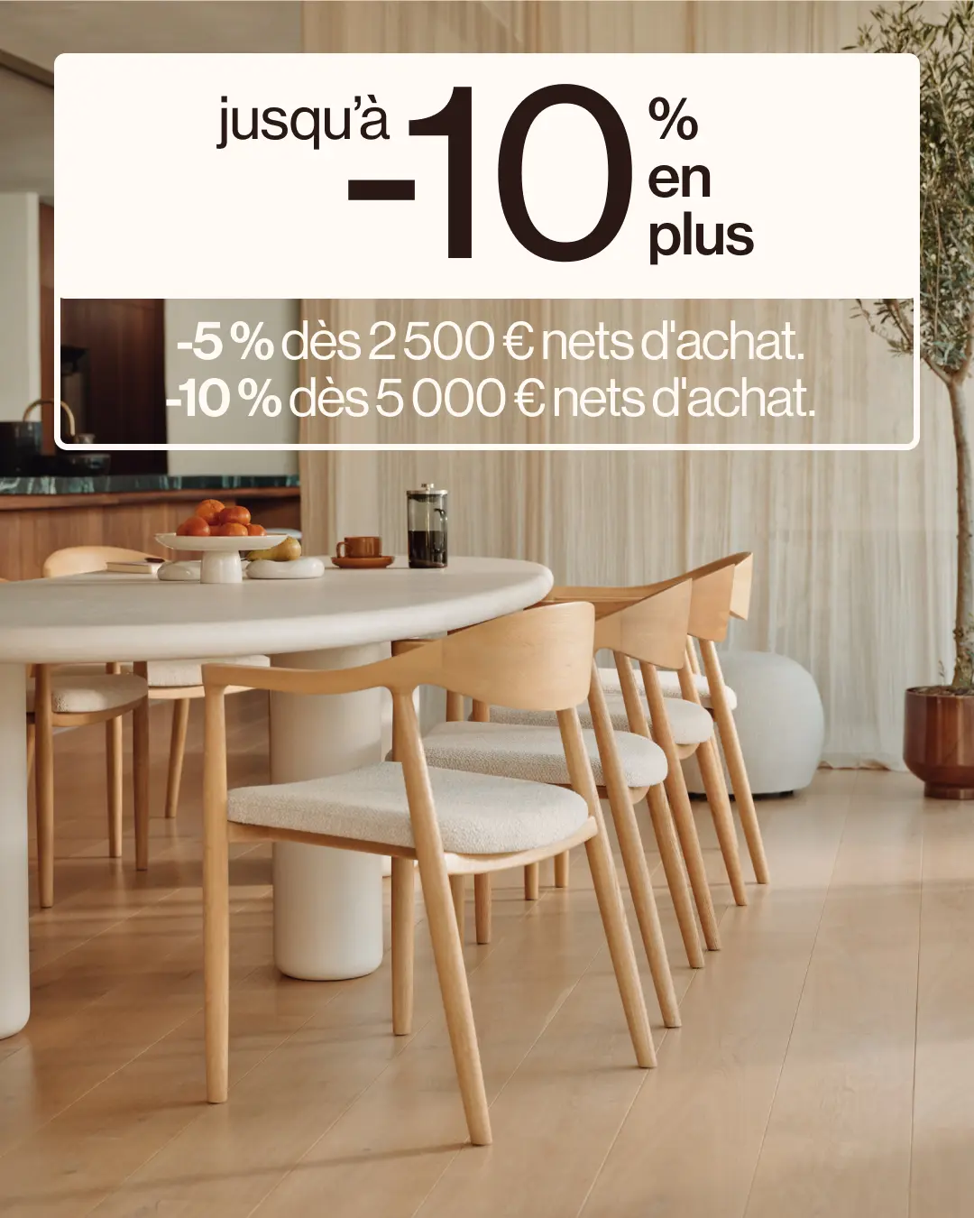 Salle à manger avec table ronde et chaises en bois, avec bannière promotionnelle pour une remise supplémentaire en haut.