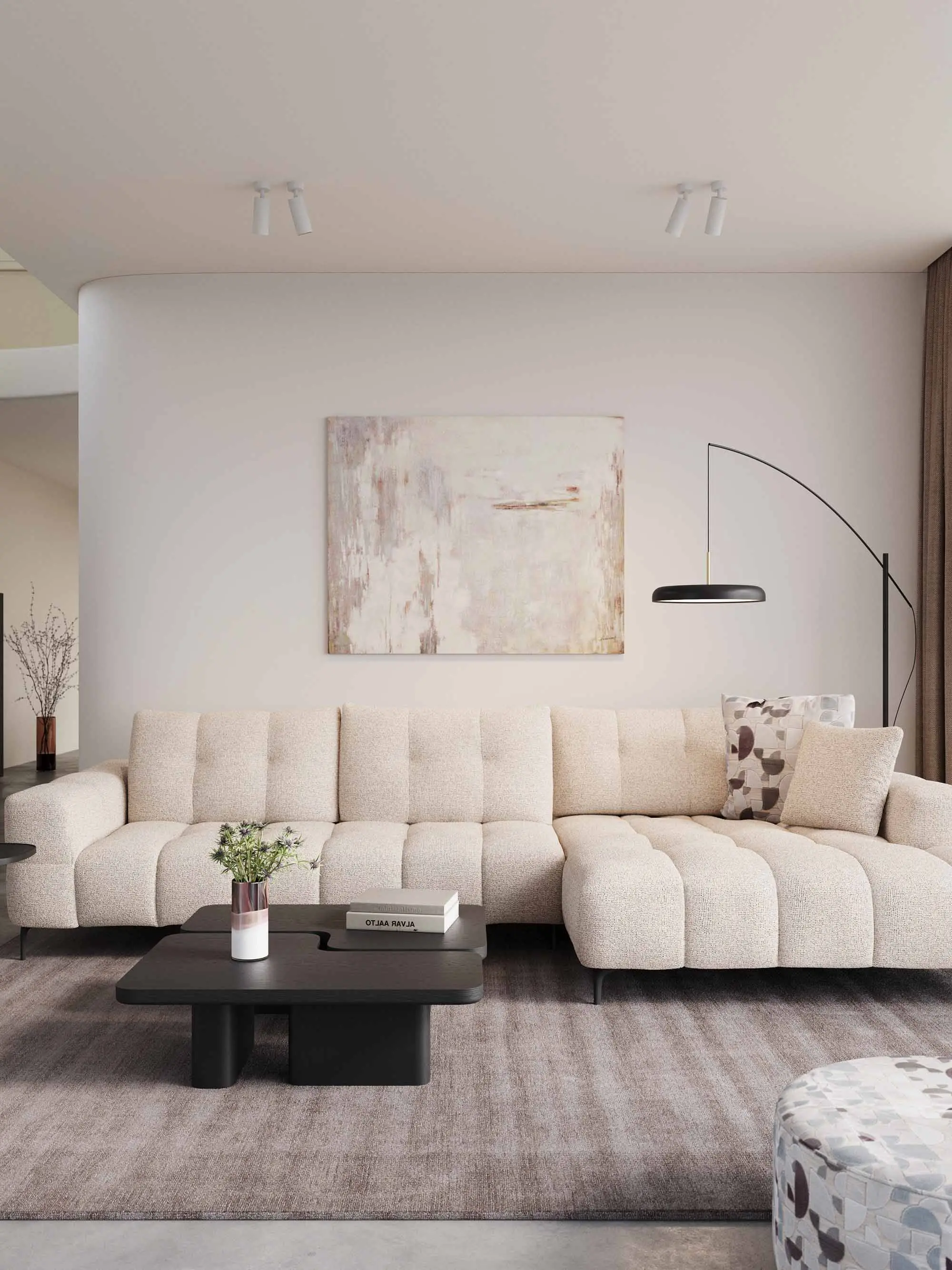 Canapé modulaire en tissu beige dans un salon moderne, avec tables basses noires, lampadaire arqué et grande fenêtre voilée.