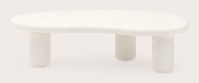 Table basse ovale de couleur claire, avec un plateau arrondi et trois pieds cylindriques, sur un fond neutre.