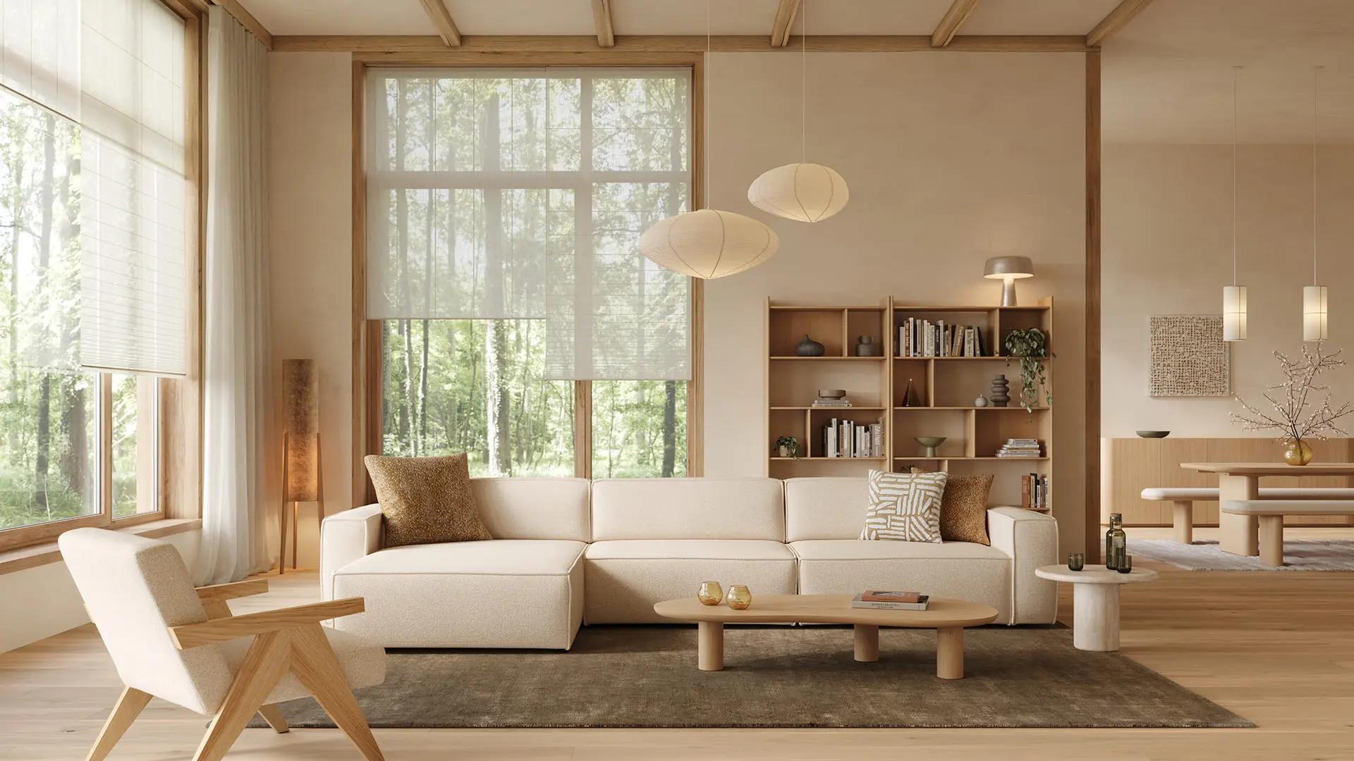 Espace de vie lumineux avec canapé d’angle beige sur un tapis foncé, fauteuil en bois, table basse et bibliothèque ouverte, avec de grandes fenêtres donnant sur une forêt.
