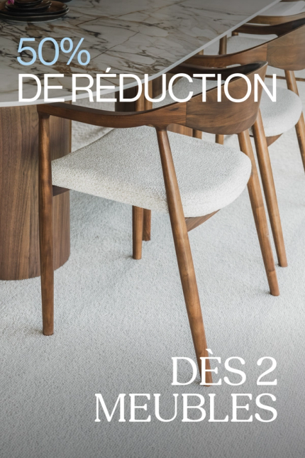 Détail de chaises de salle à manger en bois et d’une table avec plateau en céramique, avec un texte annonçant 50 % de réduction dès 2 meubles.