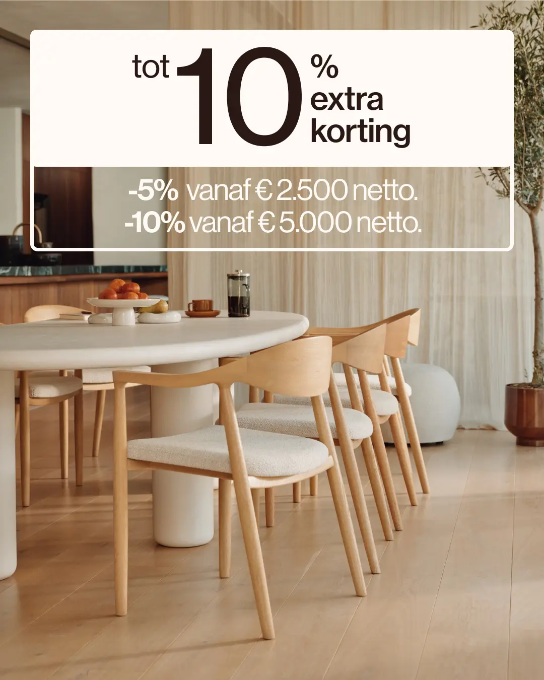 Eetkamer met ronde tafel en houten stoelen, met promotionele banner voor extra korting bovenaan.