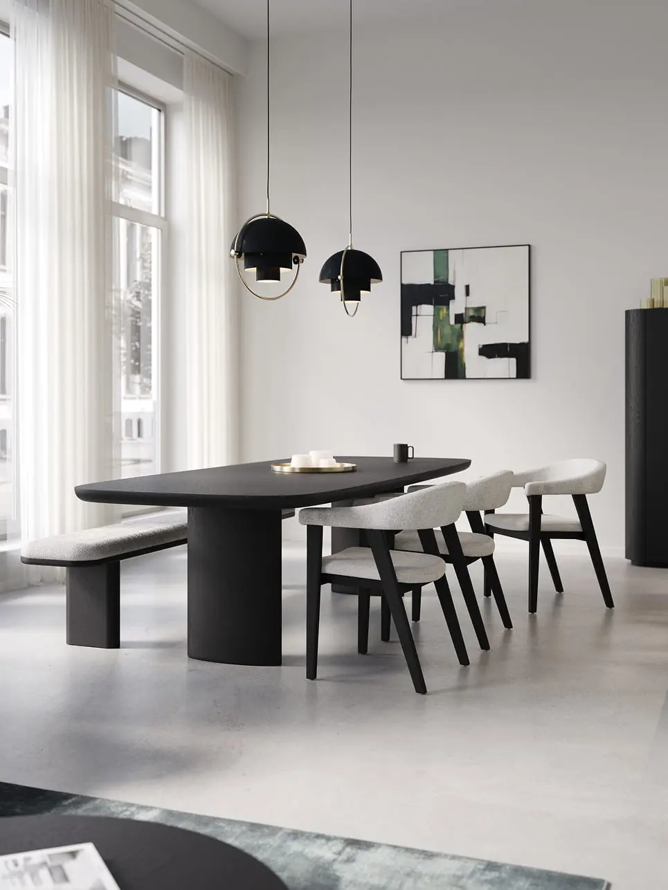 Lange zwarte Amato eettafel met afgeronde hoeken, met lichte stoelen en bank in een rustige, lichte eetkamer.