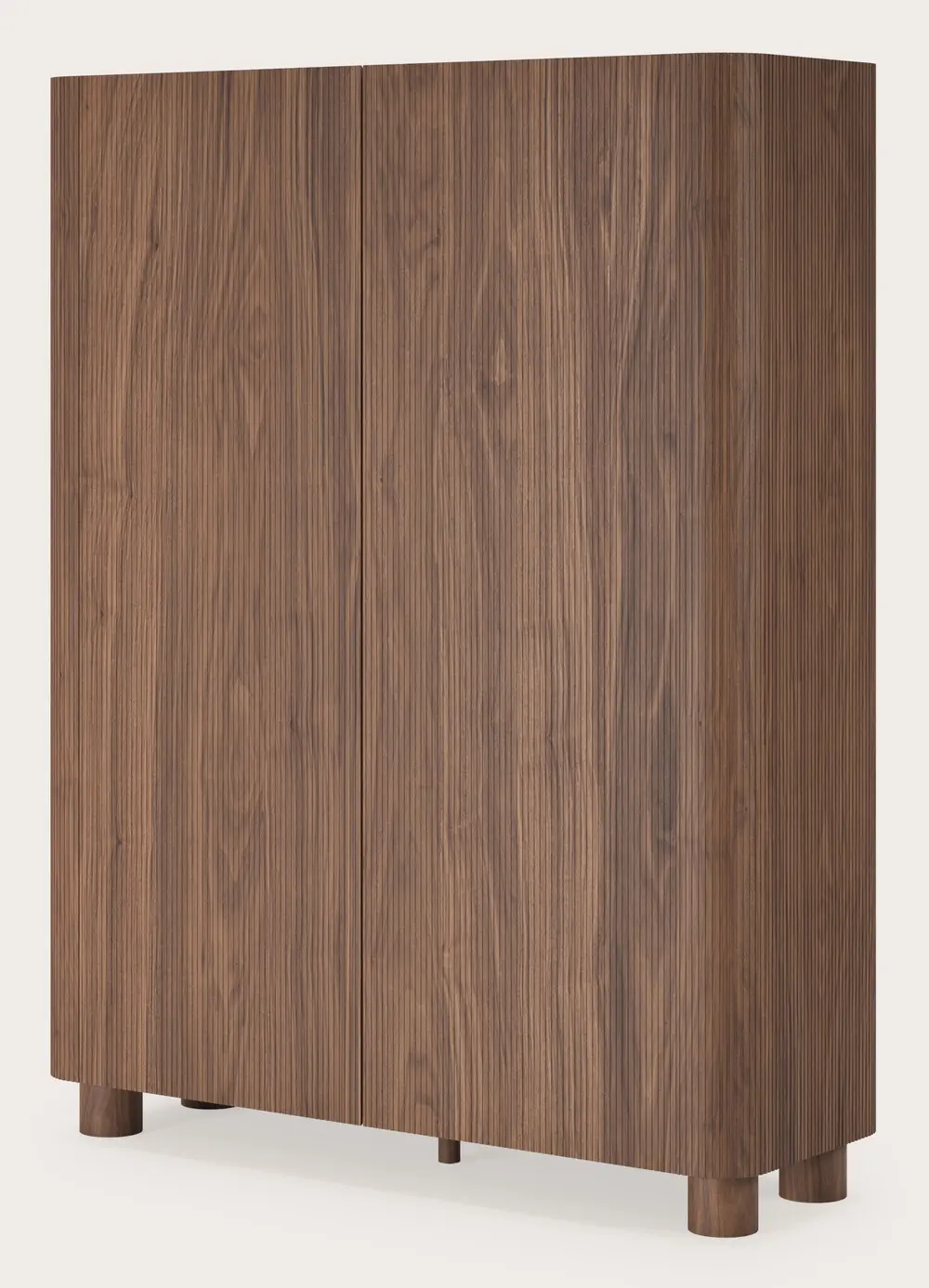 Armoire haute en bois avec structure rainurée verticale, plusieurs portes et pieds ronds en bois sur fond neutre.