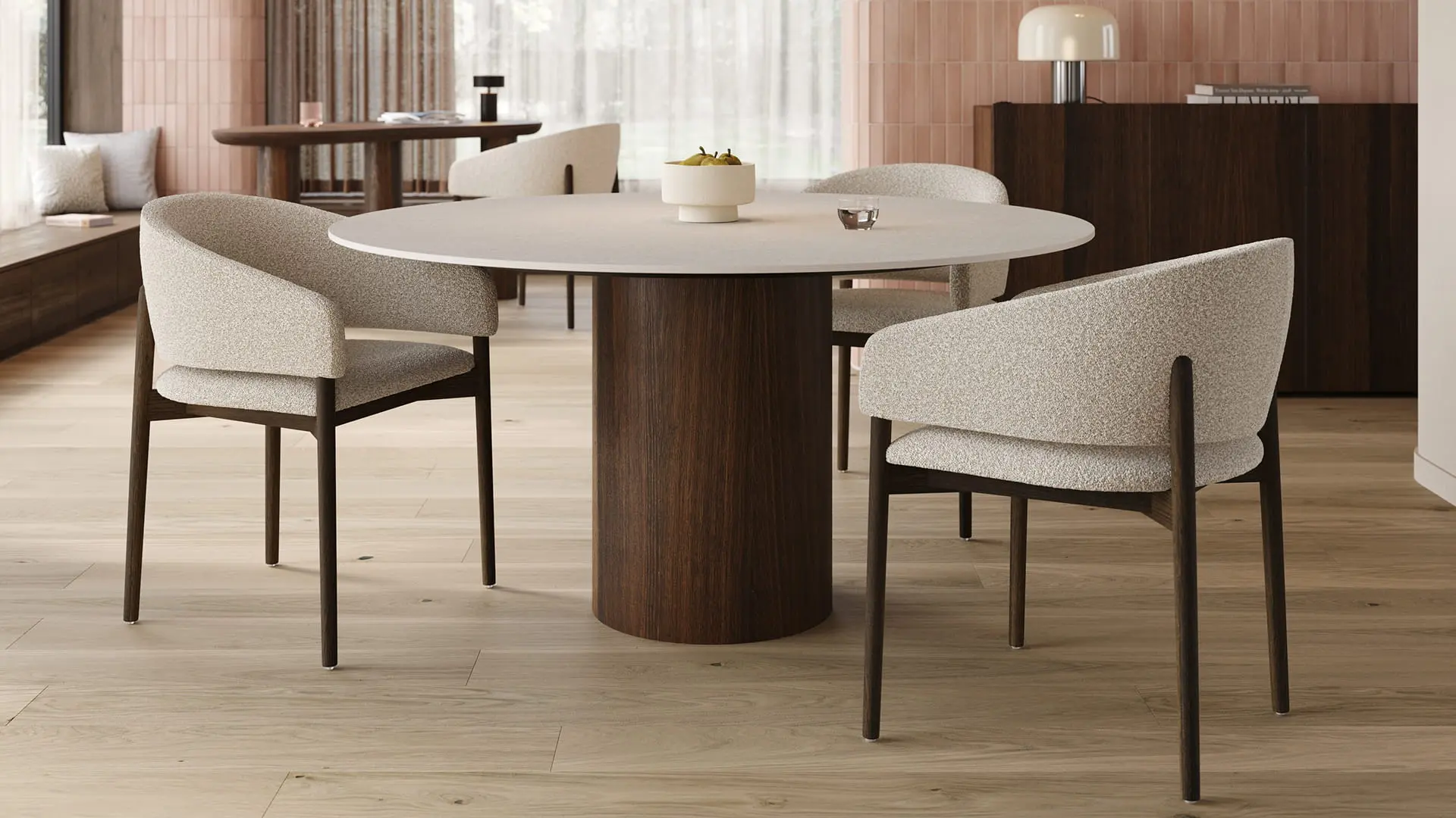 Chaises Comino beige clair autour d’une table ronde, piètement foncé, salle à manger rose poudré.