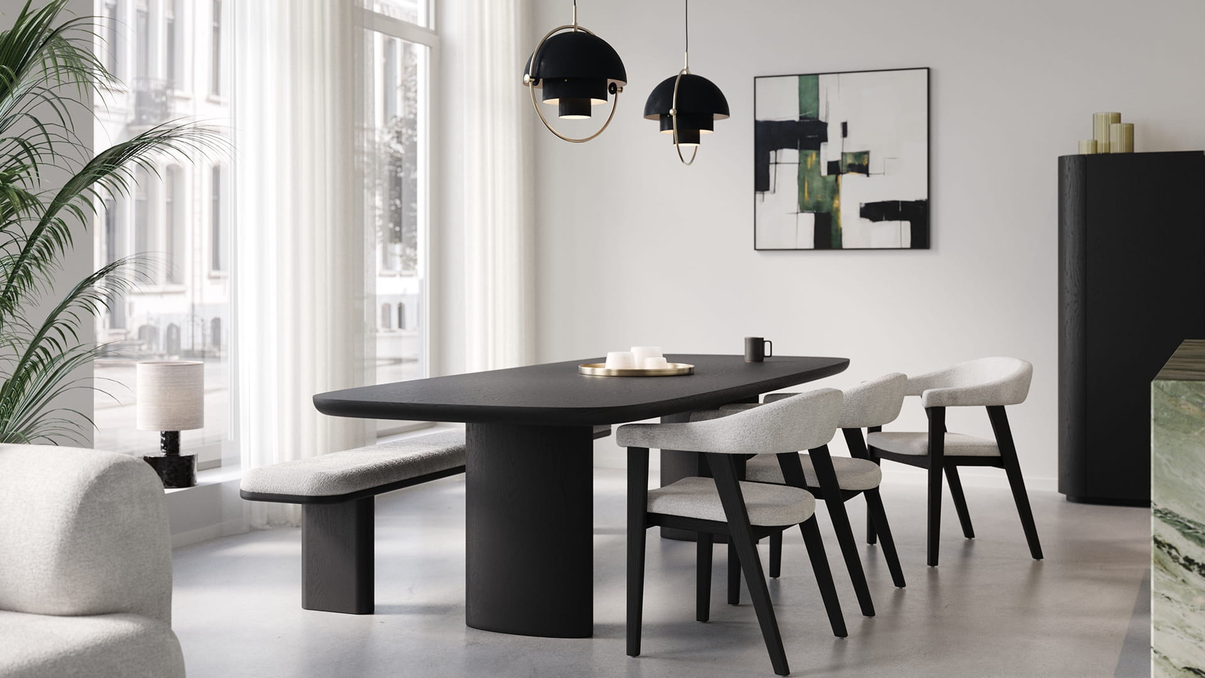 Eetkamer met zwarte tafel en Asiso stoelen met lichte bekleding, naast een bankje en grote ramen met zacht daglicht.
