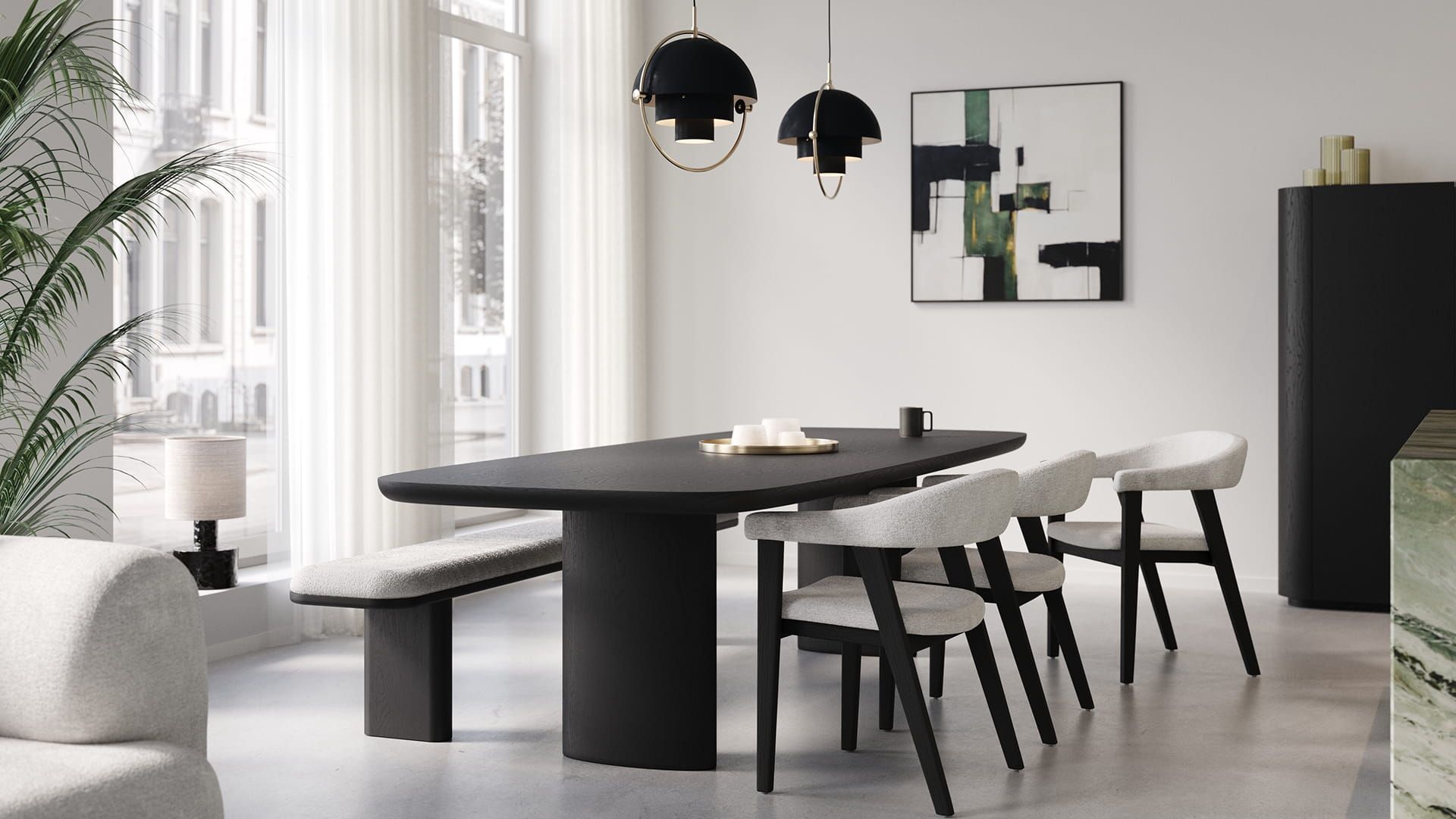 Eetkamer met zwarte tafel en Asiso stoelen met lichte bekleding, naast een bankje en grote ramen met zacht daglicht.