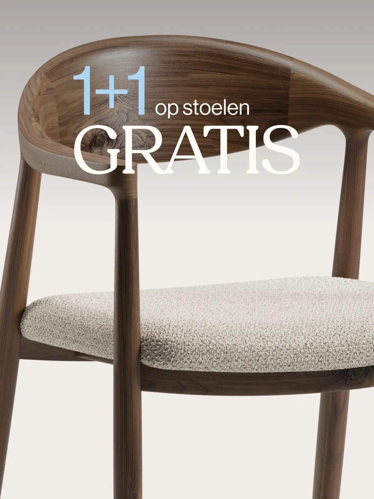 Close-up van houten designstoel met lichte stofzitting, met overlaytekst “1+1 op stoelen GRATIS”.