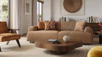 Salon compact avec une table basse ronde en bois foncé, un petit canapé brun chaleureux et une table d’appoint avec lampe sur un tapis clair.