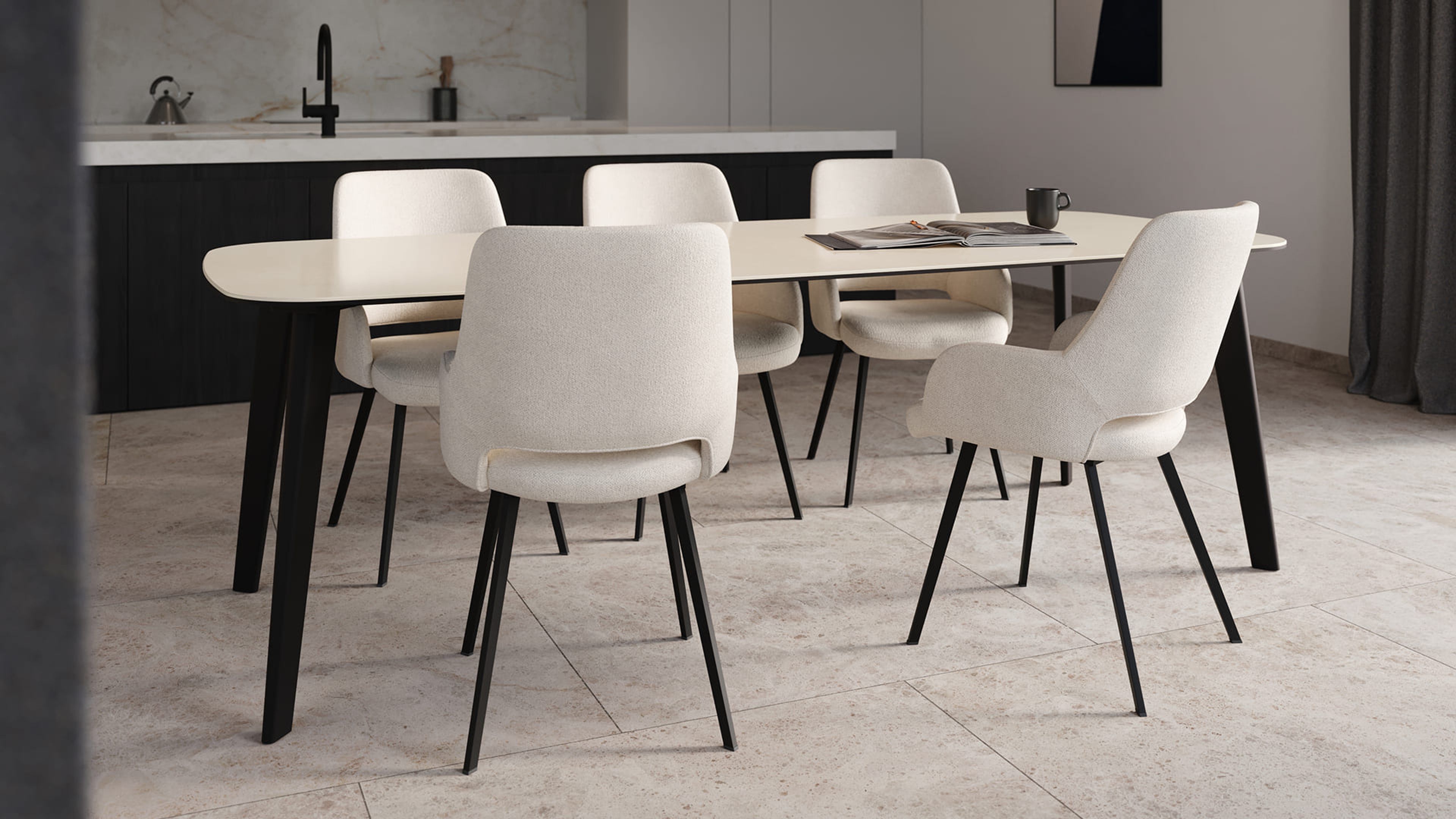 Minimalistische eetruimte met ovale eettafel, zes licht gestoffeerde stoelen en hanglamp, open keuken op de achtergrond.
