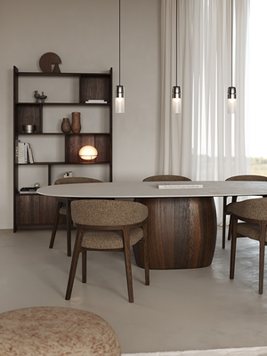 Eettafel Volanto met Ceramo tafelblad en Fiori stoelen in een warm, modern interieur.