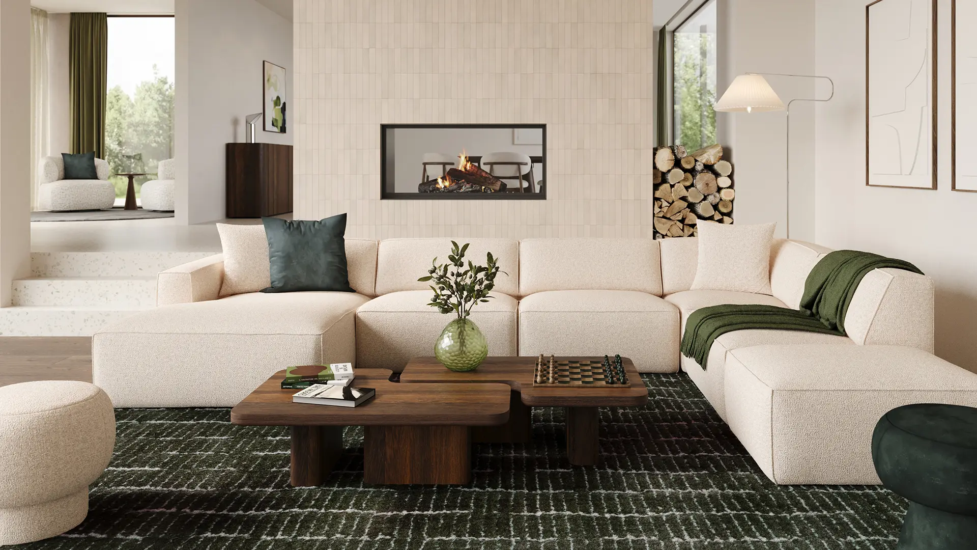 Beige modulaire zetel Faro in lichte woonkamer met open haard, houten salontafels, groen tapijt en grote ramen.