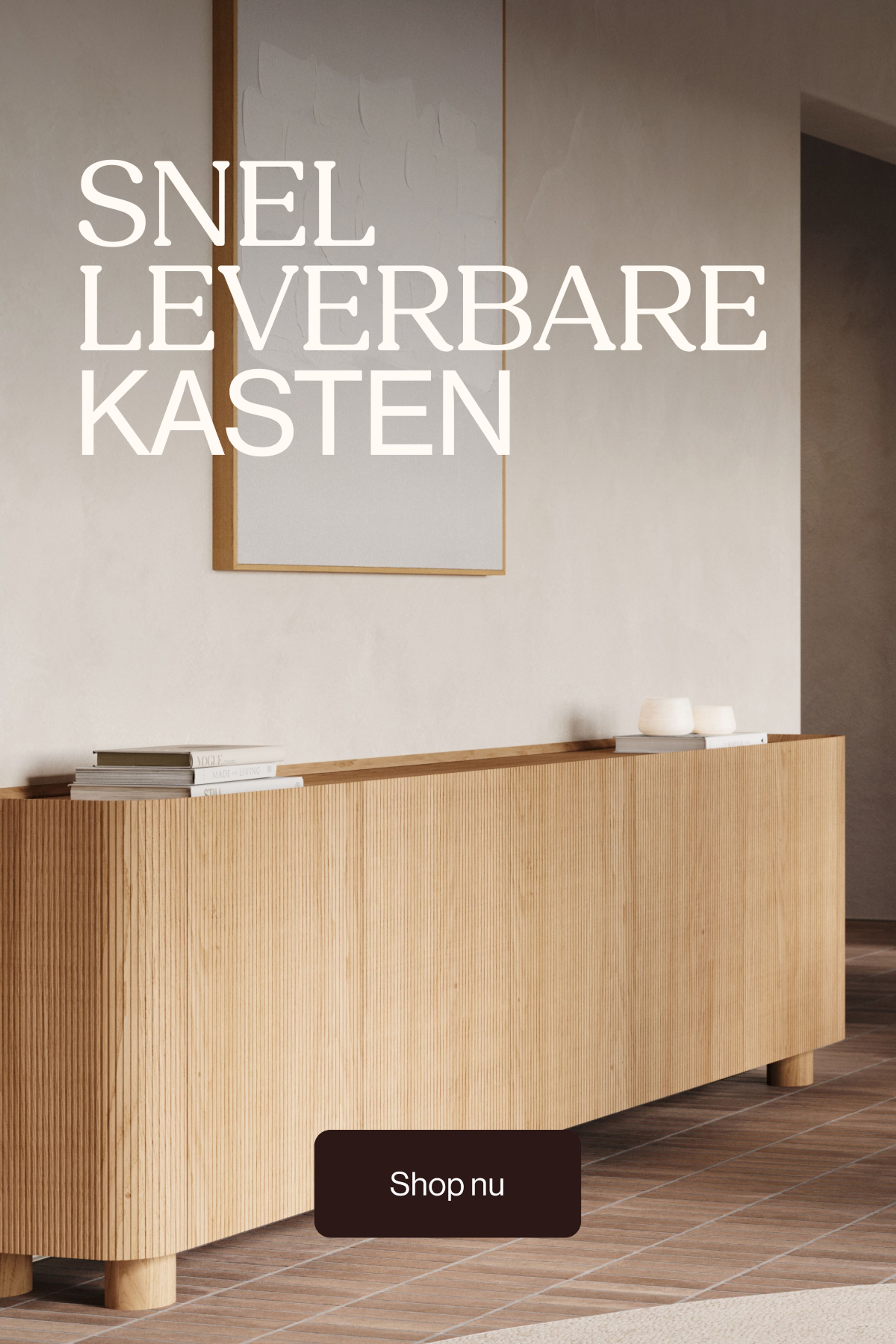 Geribbelde houten dressoirkast met boeken en keramiek onder een ingelijst kunstwerk in rustige ruimte.