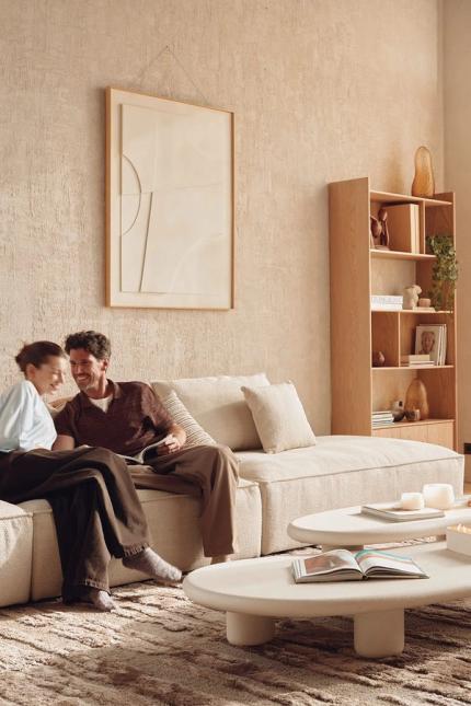 Un salon calme et harmonieux qui invite à la convivialité, avec des formes douces, des matériaux naturels et un intérieur raffiné et chaleureux.