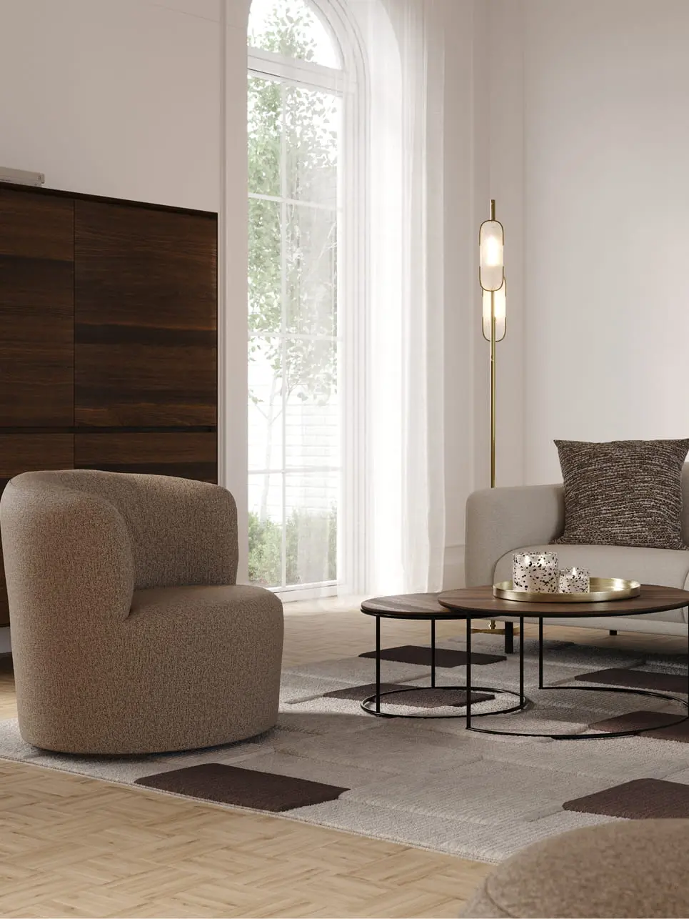Fauteuil Orvietto en tissu bouclé taupe dans un salon lumineux, avec tables basses rondes et canapé beige en arrière-plan.