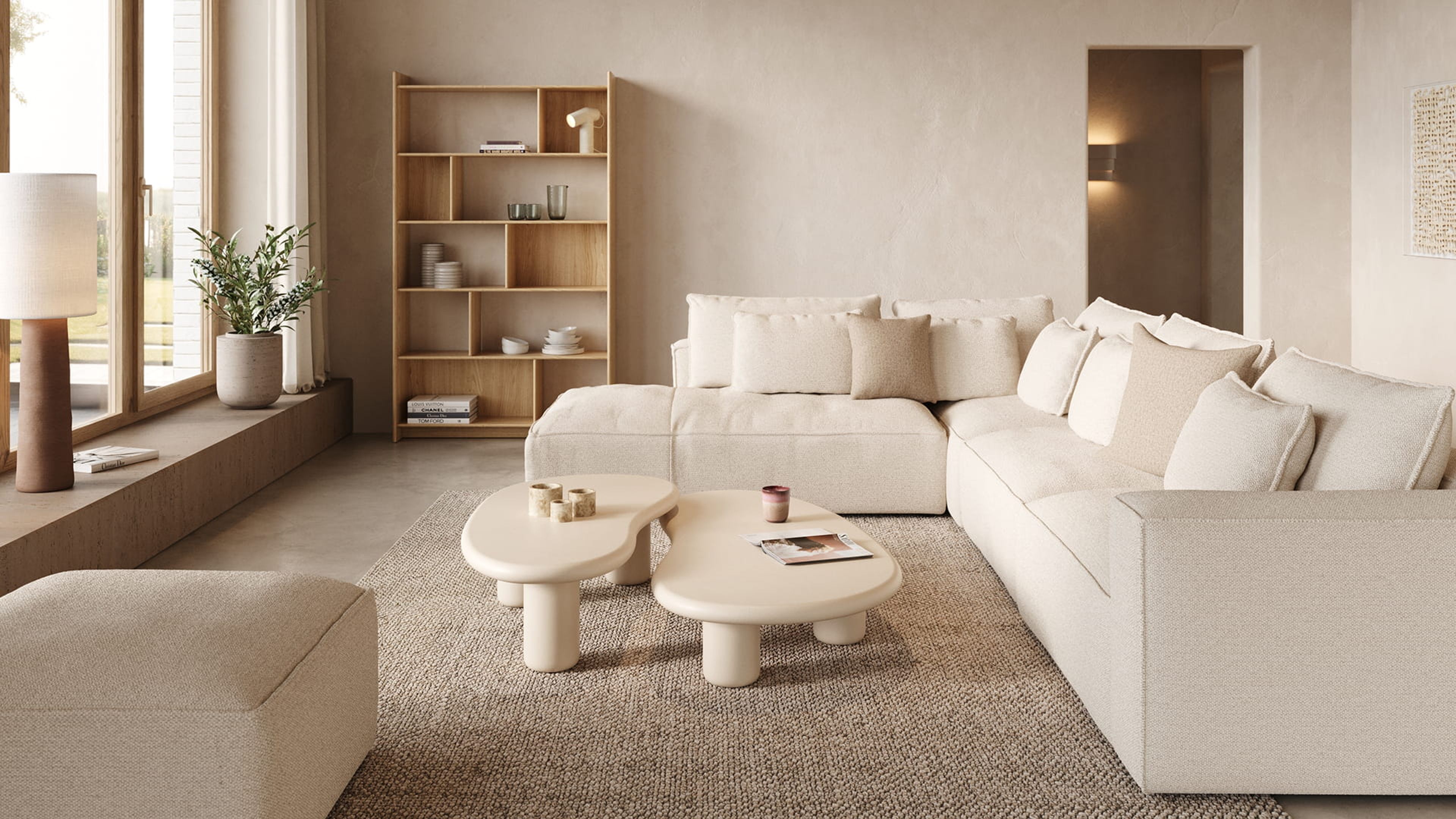 Beige Lavora tapijt in een rustige woonkamer met modulaire zetel, organische salontafels, houten rek en zacht natuurlijk licht.