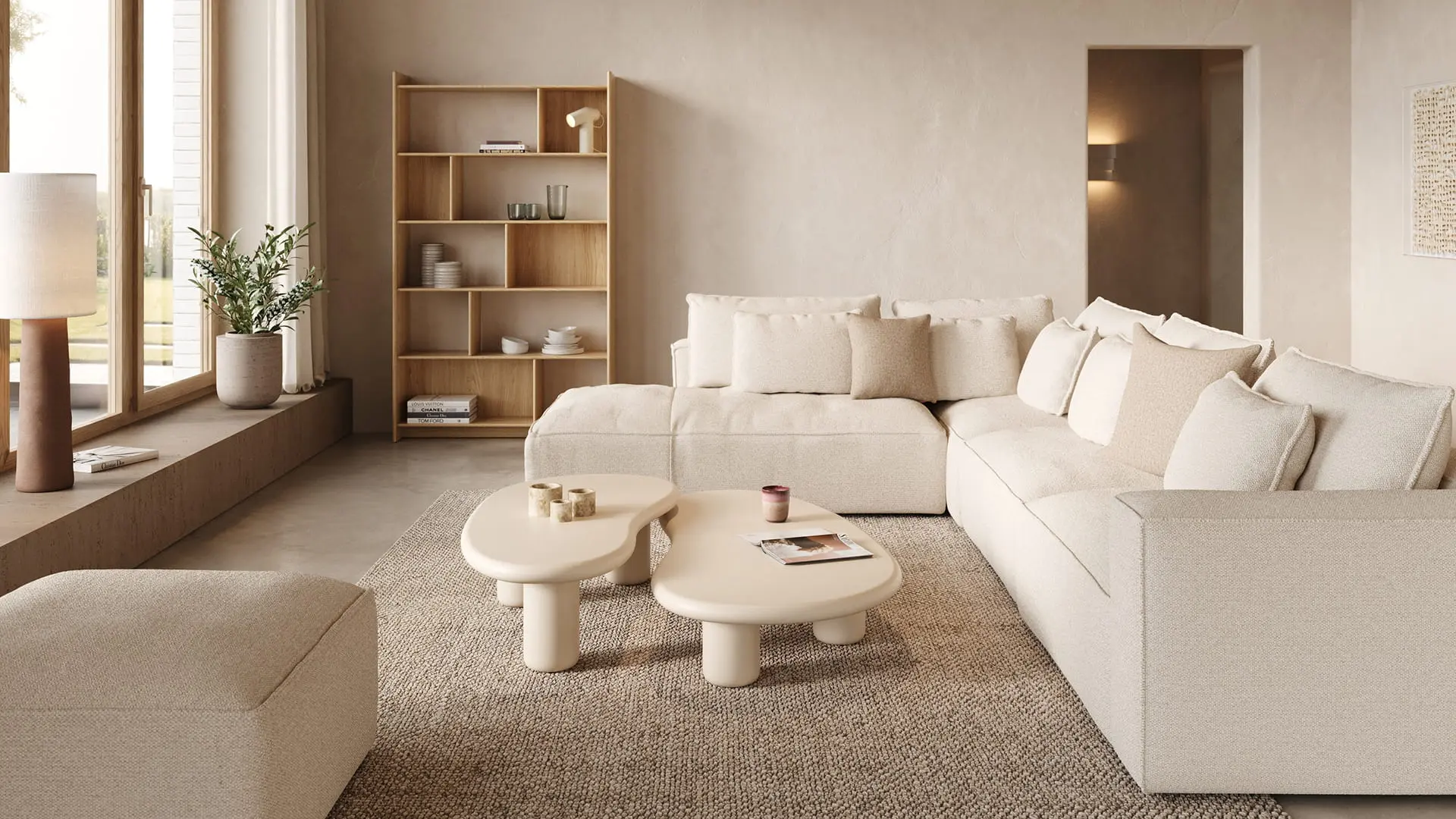 Beige Lavora tapijt in een rustige woonkamer met modulaire zetel, organische salontafels, houten rek en zacht natuurlijk licht.