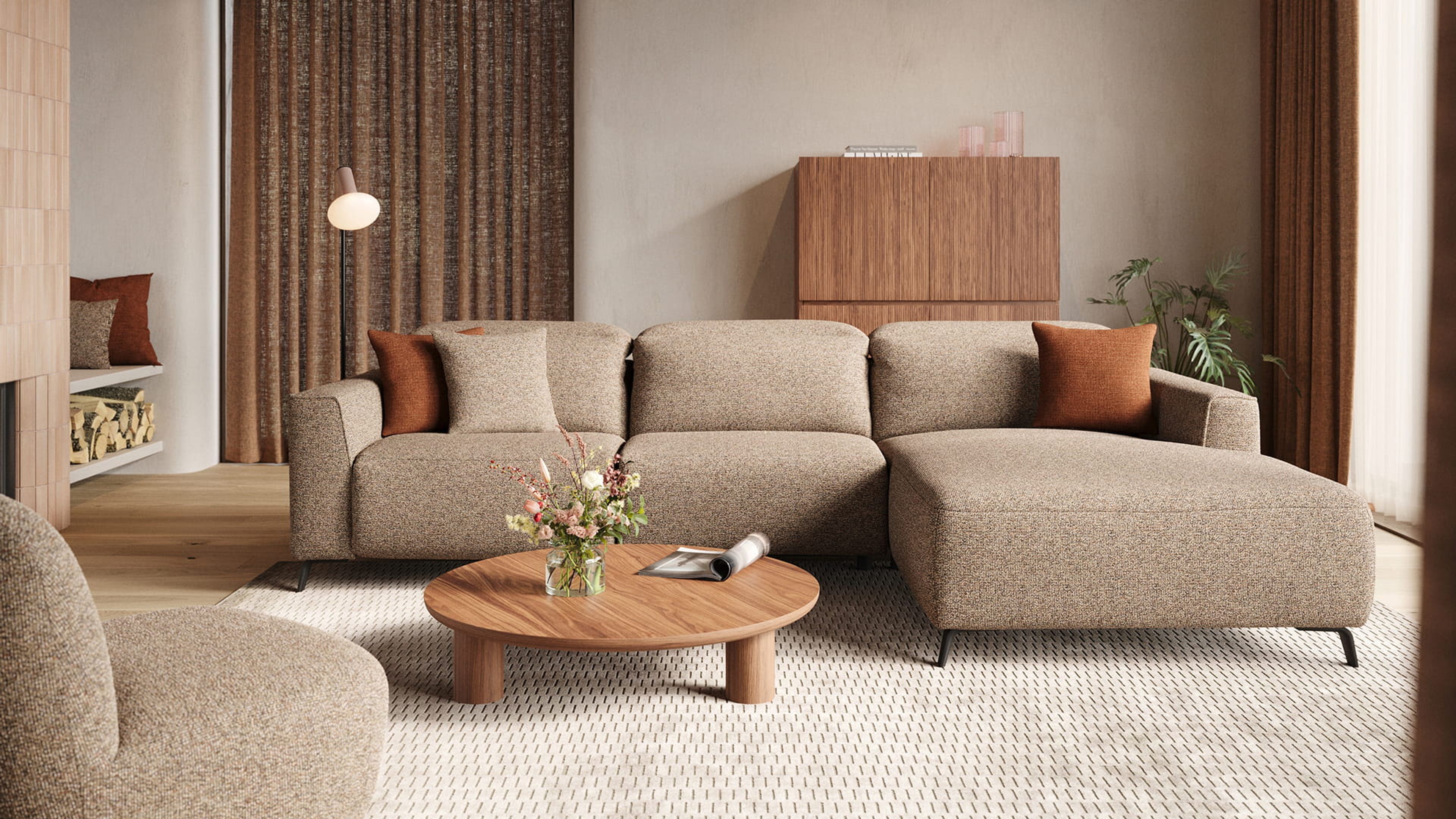 Canapé modulaire Monza beige avec chaise longue dans un salon chaleureux, table basse ronde en bois et coussins.