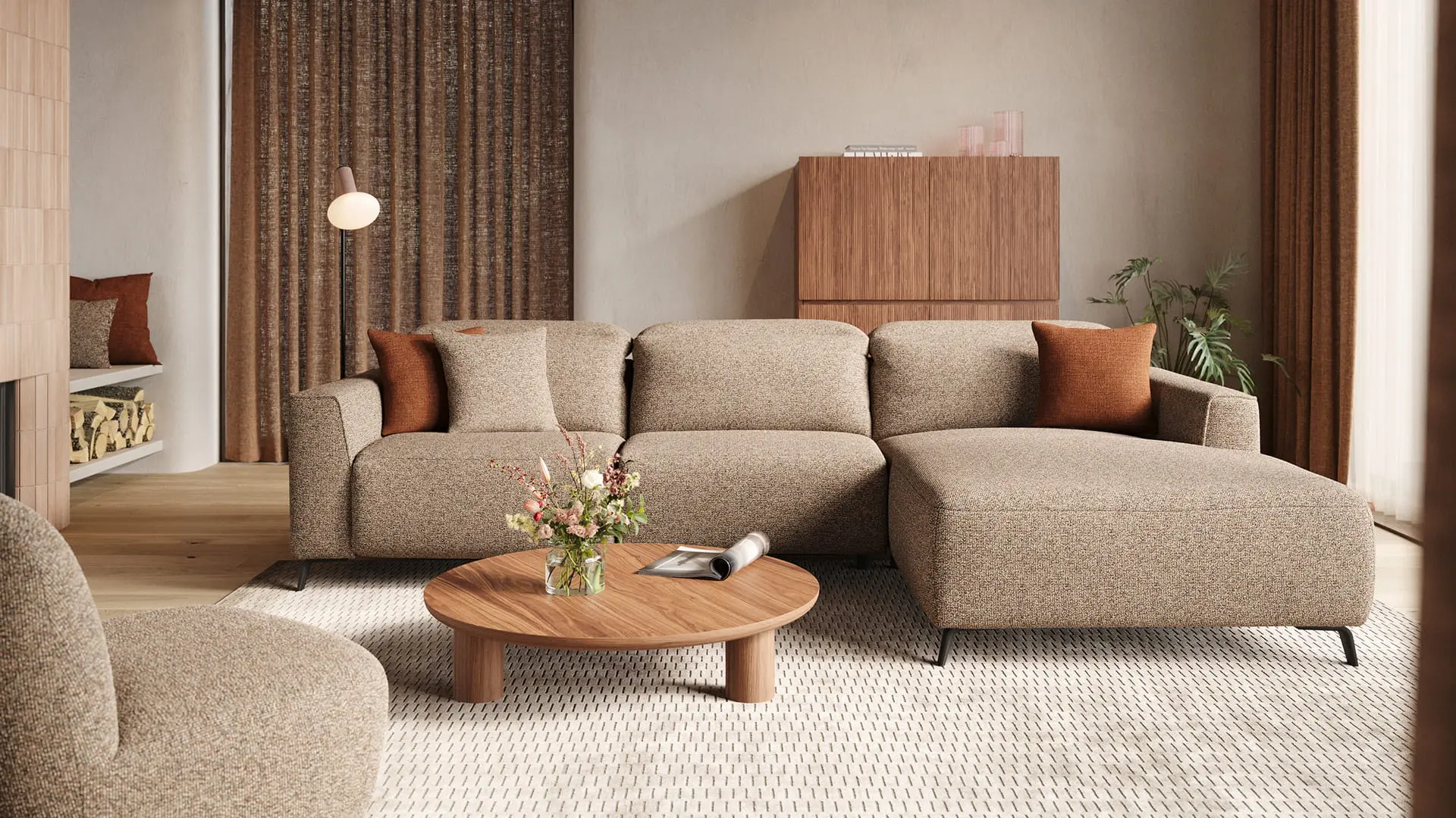 Beige modulaire zetel Monza met chaise longue in warme woonkamer, ronde houten salontafel en kussens.