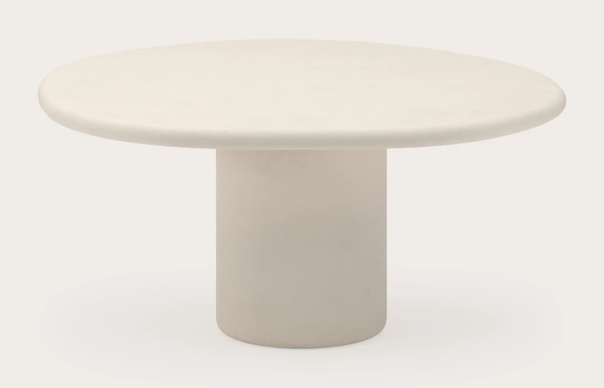 Ronde beige eettafel met centrale cilindervormige poot op lichte achtergrond.