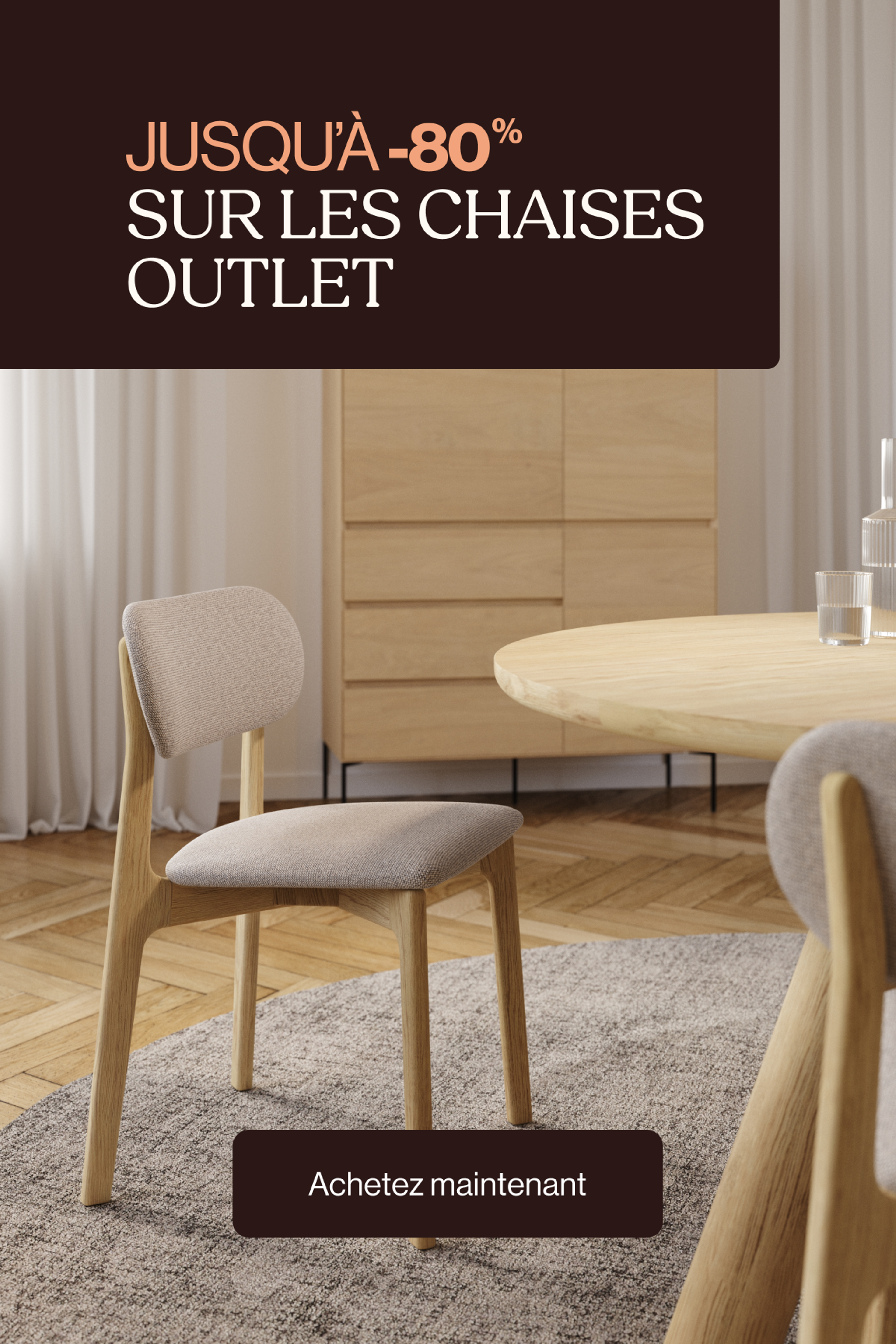 Chaise de salle à manger en bois clair et tissu beige près d’une table ronde; bandeau « Jusqu’à -70% ».