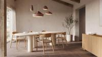 Salle à manger lumineuse avec table ovale et chaises en bois, suspensions aux tons chauds, grandes fenêtres sur l’extérieur et buffet minimaliste.