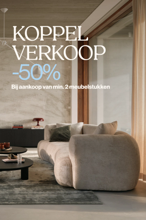 Moderne woonkamer met lichte designbank, salontafels en vloerkleed. Actie: koppelverkoop, 50% korting bij aankoop van minimaal 2 meubelstukken.