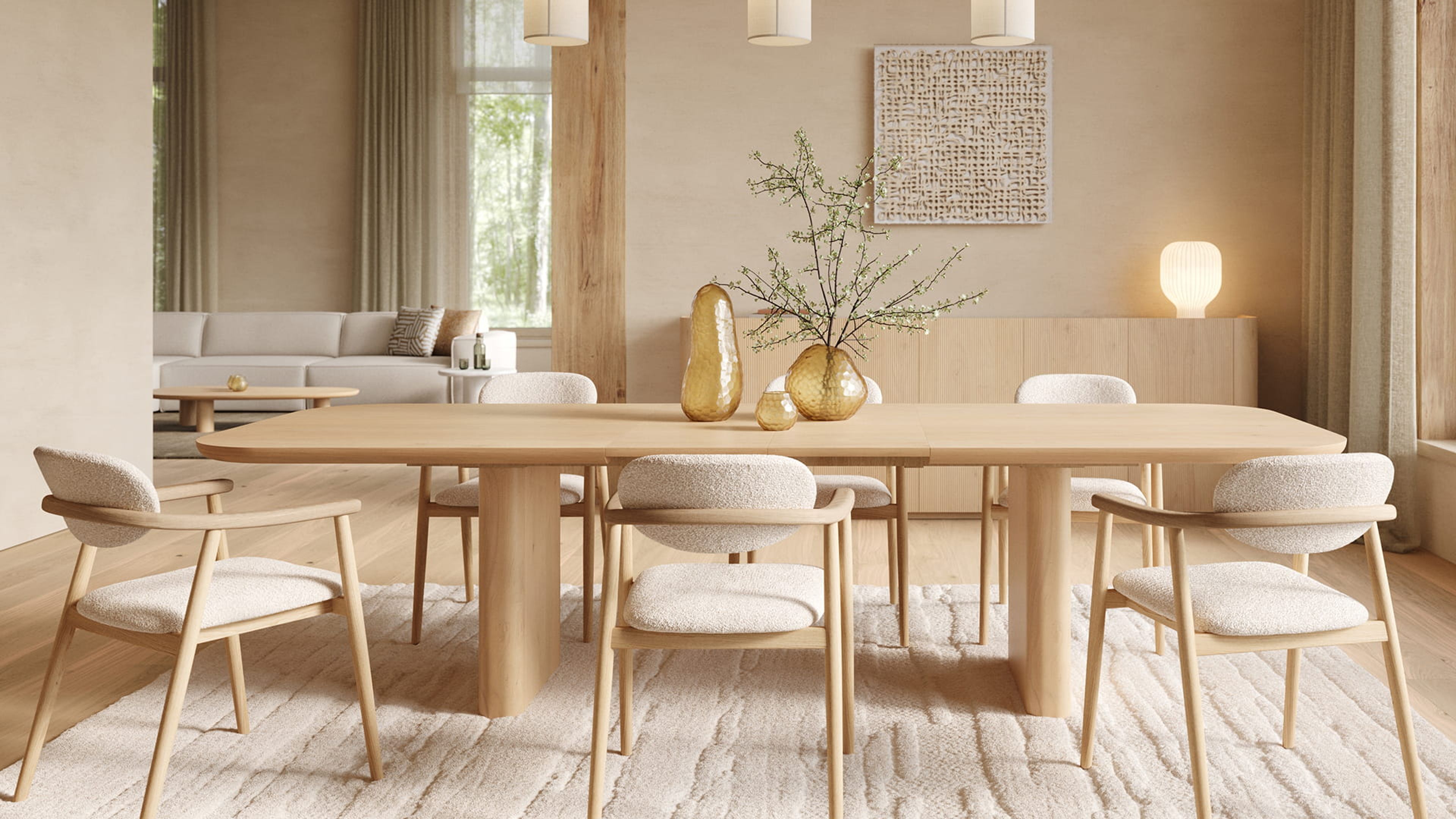 Lichte eetkamer met houten tafel en Tivoli stoelen met zachte bekleding, geplaatst op een crèmekleurig tapijt in een warm, natuurlijk interieur.