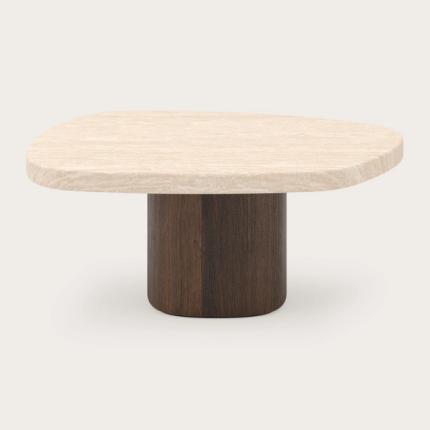 Organische salontafel met licht stenen blad en cilindervormige voet in donker hout tegen een neutrale achtergrond.