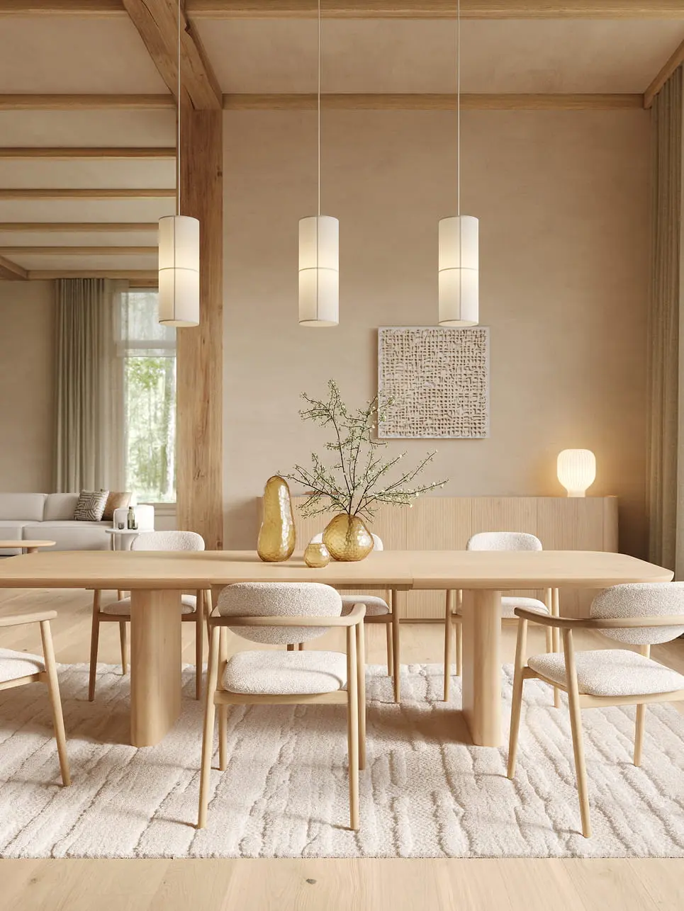 Armoire Raffinato en bois clair contre un mur beige dans un intérieur chaleureux avec table à manger et chaises.