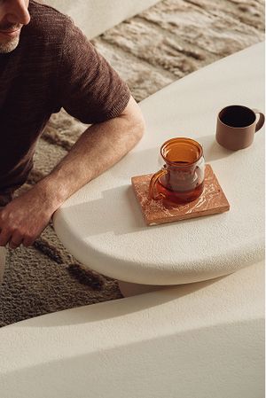 Table de salle à manger Artisano blanche avec piètement massif dans un intérieur naturel clair avec chaises en chêne