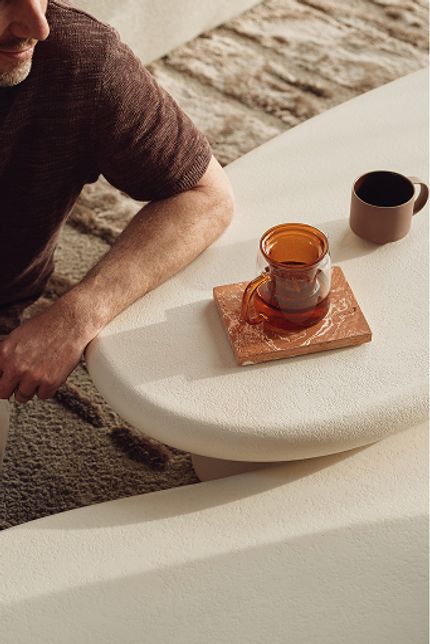 Table de salle à manger Artisano blanche avec piètement massif dans un intérieur naturel clair avec chaises en chêne