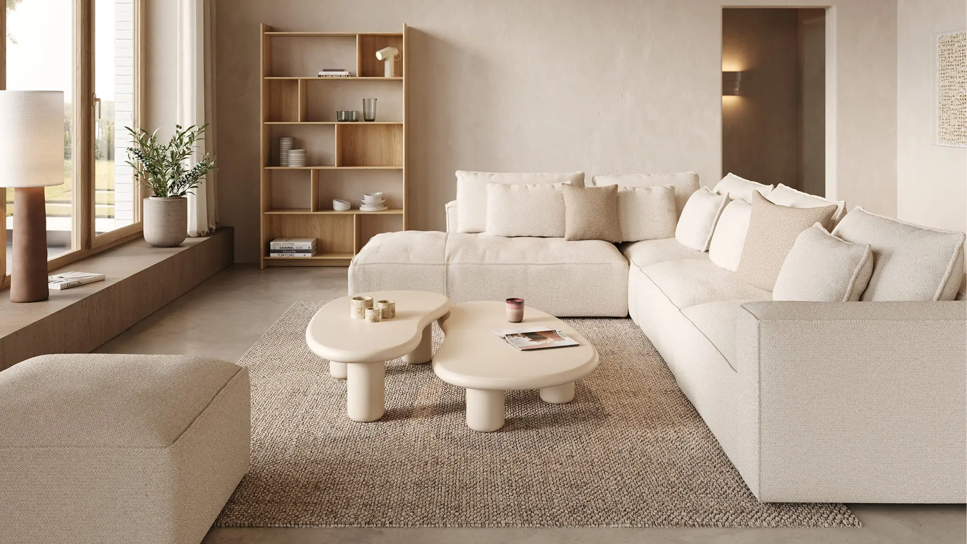 Étagère Librato en bois clair contre un mur beige dans un intérieur minimaliste et chaleureux avec canapé et table basse.