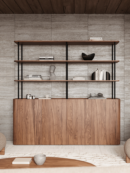 Imola kast in walnoothout met open Curvato rek tegen een natuurstenen wand.