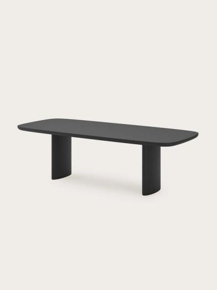 Amato eettafel in zwart hout met afgeronde hoeken, langwerpig blad en twee brede, afgeronde poten.