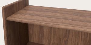 Detail van Librato wandrek in walnootkleurig hout met afgeronde hoeken, opstaande rand en zichtbaar houtnerfpatroon.