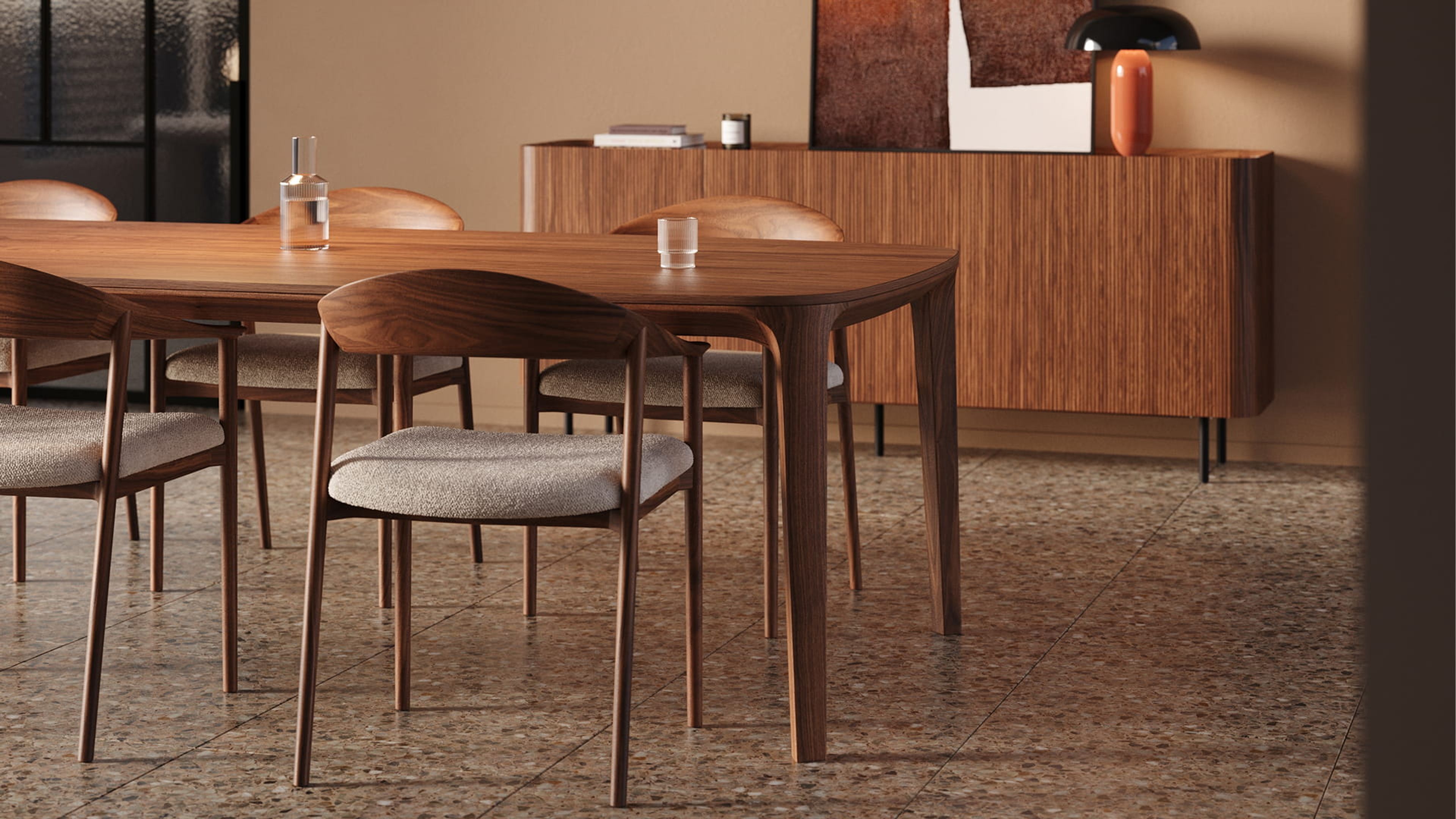 Curvato kast met afgeronde vormen en verticale houtstructuur in warm donker hout, geplaatst in een stijlvol eetkamerinterieur met designmeubels.