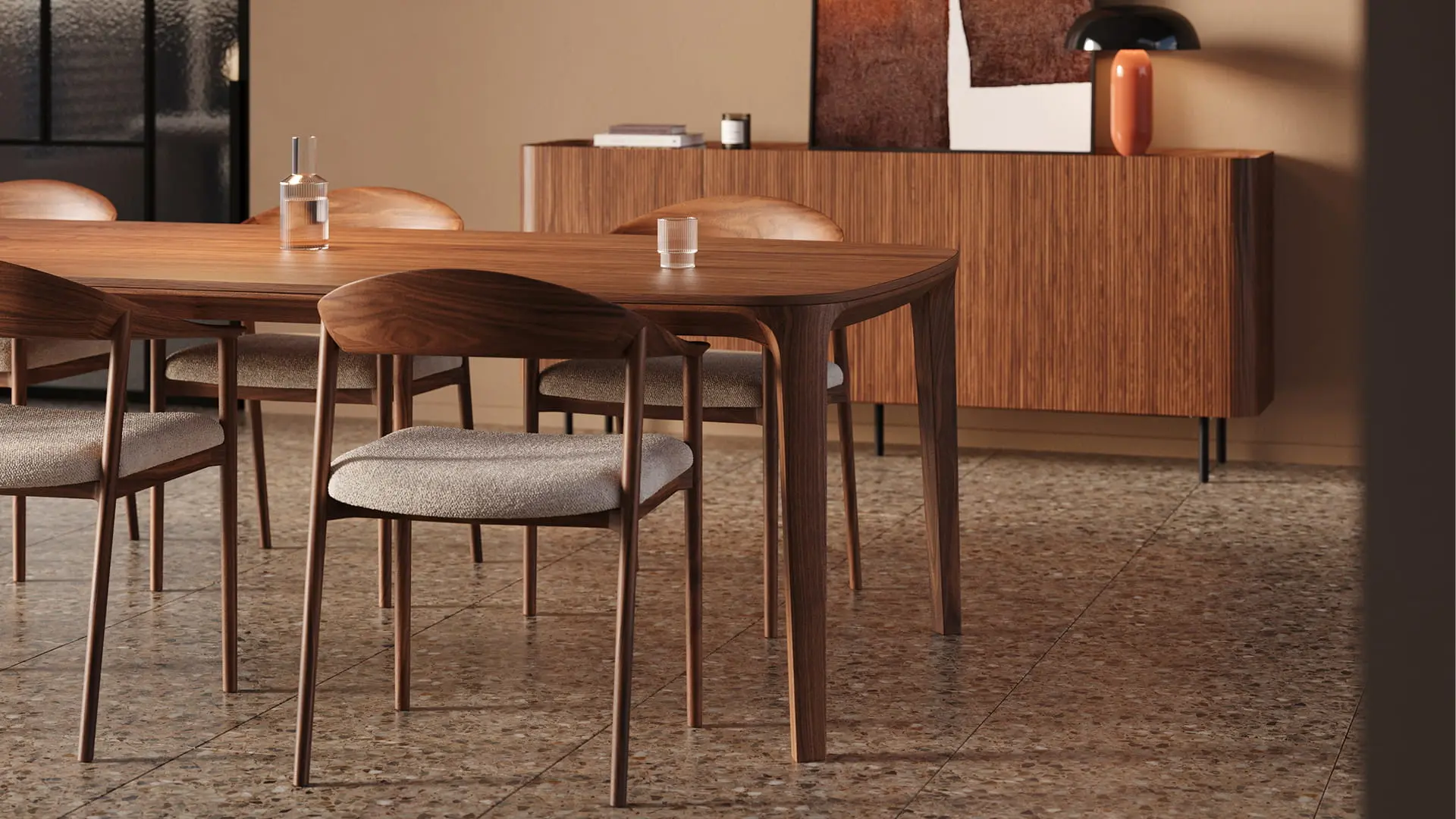 Curvo eettafel in donker hout met afgeronde hoeken en slanke poten, in een warme eetkamer met houten dressoir en kunstwerk.