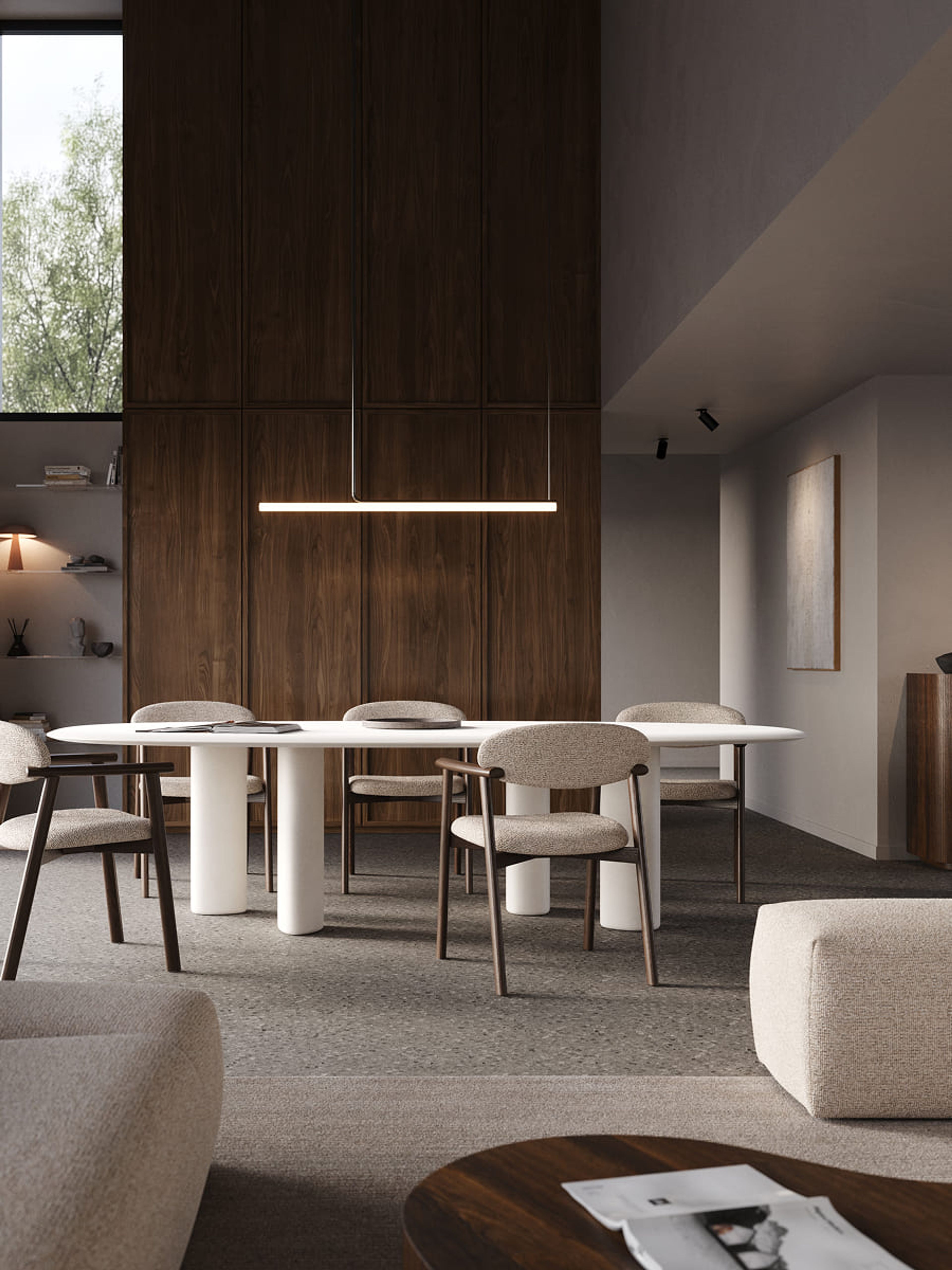 Salle à manger avec table blanche et chaises Serrato au revêtement doux, devant un grand mur en bois et des fenêtres laissant entrer la lumière naturelle.