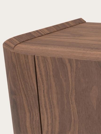 Detail van Rondato kast in walnootkleurig hout met afgeronde hoek en zichtbaar houtnerfpatroon.