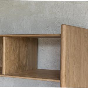 Un gros plan d'une bibliothèque en bois avec des lignes nettes et des coins arrondis. Le design dégage simplicité et savoir-faire, avec le bois chaleureux comme accent.