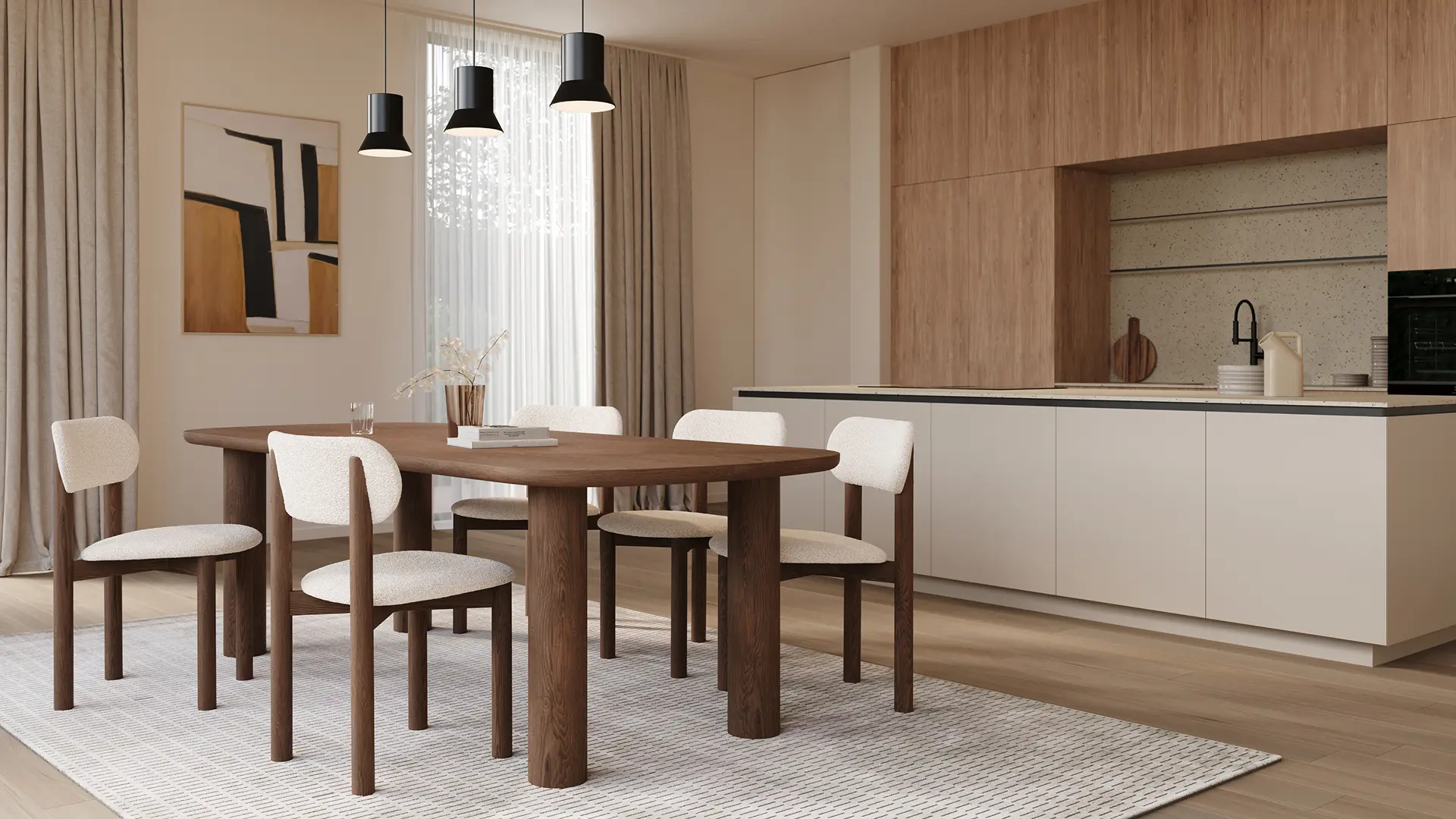 Salle à manger lumineuse avec une longue table en bois et six chaises rembourrées, sous trois suspensions noires près d’une grande fenêtre avec rideaux.