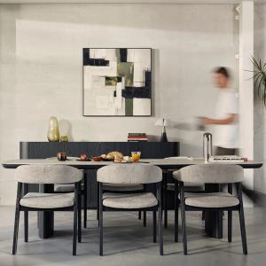Amato eettafel met licht tafelblad en cilindervormige poten, gestyled met drie grijze stoelen in een rustige eetkamer.