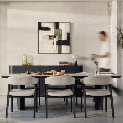 Amato eettafel met licht tafelblad en cilindervormige poten, gestyled met drie grijze stoelen in een rustige eetkamer.