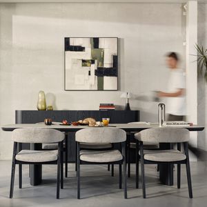 Amato eettafel met licht tafelblad en cilindervormige poten, gestyled met drie grijze stoelen in een rustige eetkamer.
