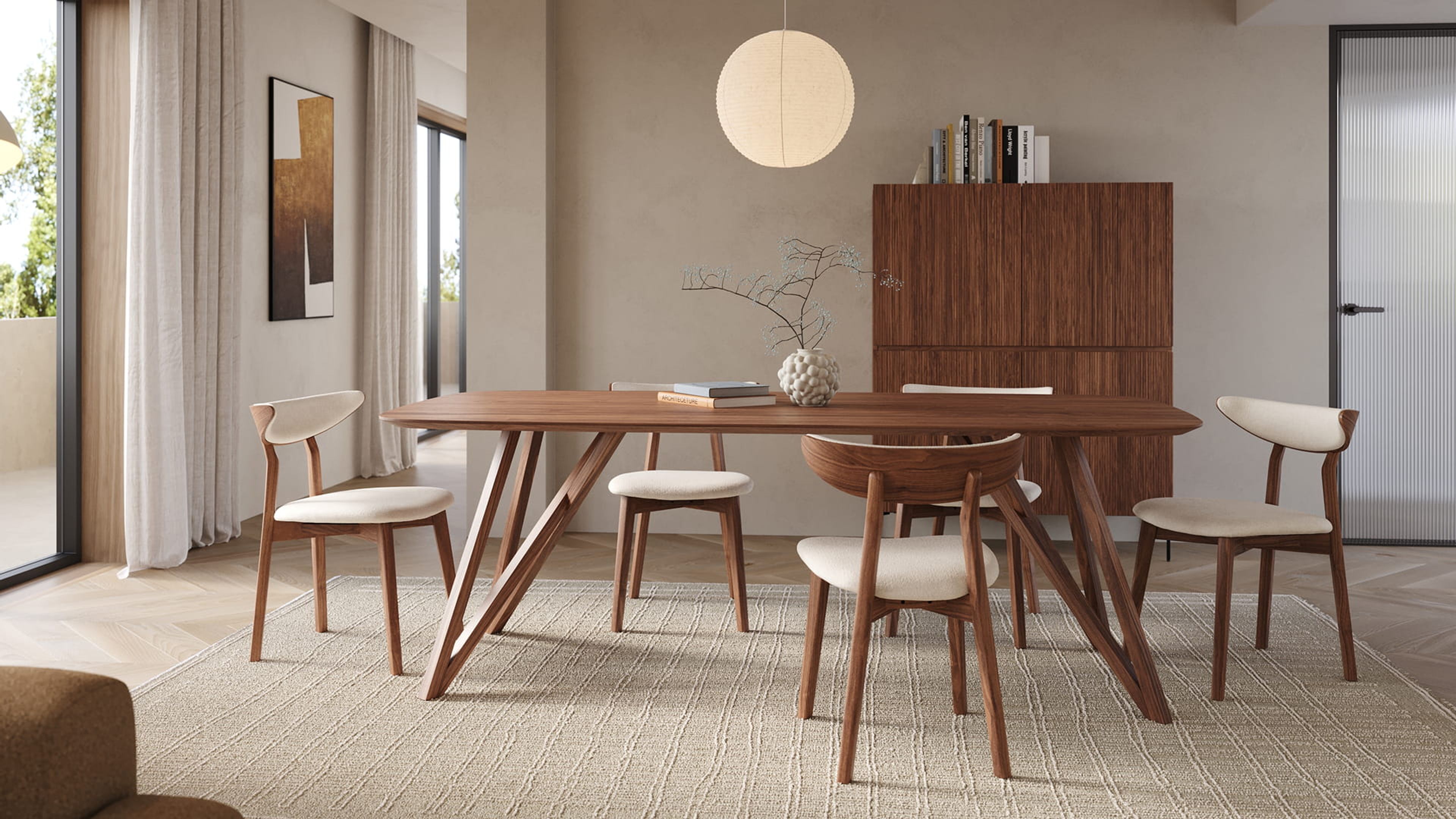 Armoire Grivolo en bois foncé derrière une table à manger en bois dans un intérieur moderne et chaleureux.