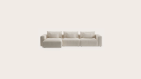 Beige modulaire Duomo-zetel met brede armleuningen, diepe zit en losse rugkussens, vrijstaand op een lichte achtergrond.