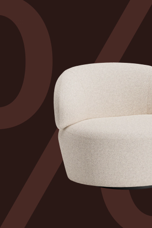 Beige fauteuil met afgeronde rugleuning op een donkere promotionele achtergrond met kortingsgrafiek.